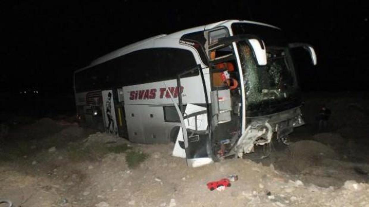 Yozgat'ta yolcu otobüsü şarampole yuvarlandı