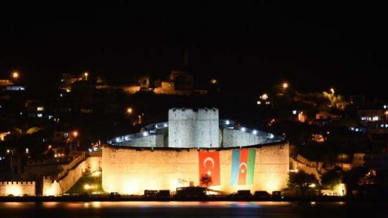 Çanakkale Boğazı'ndaki 'Gazi Kale'den, Azerbaycan'a bayraklı destek