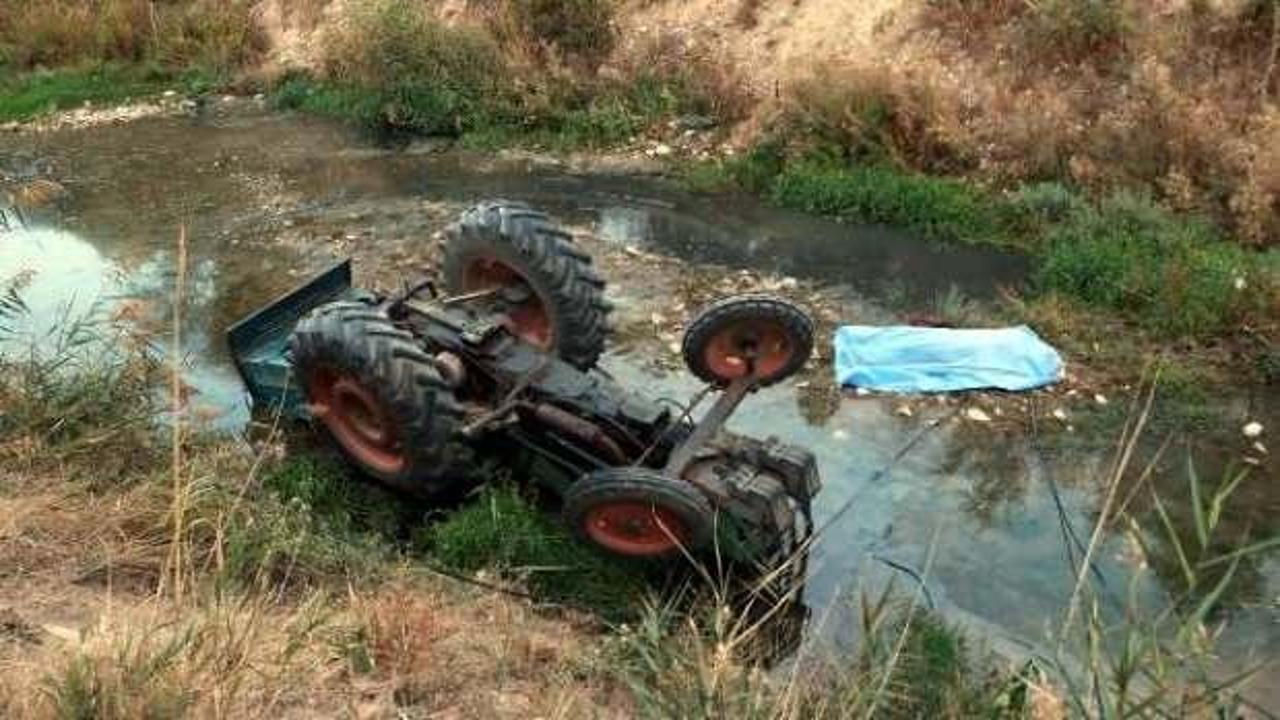Çaya devrilen traktörün altında kalan sürücü öldü