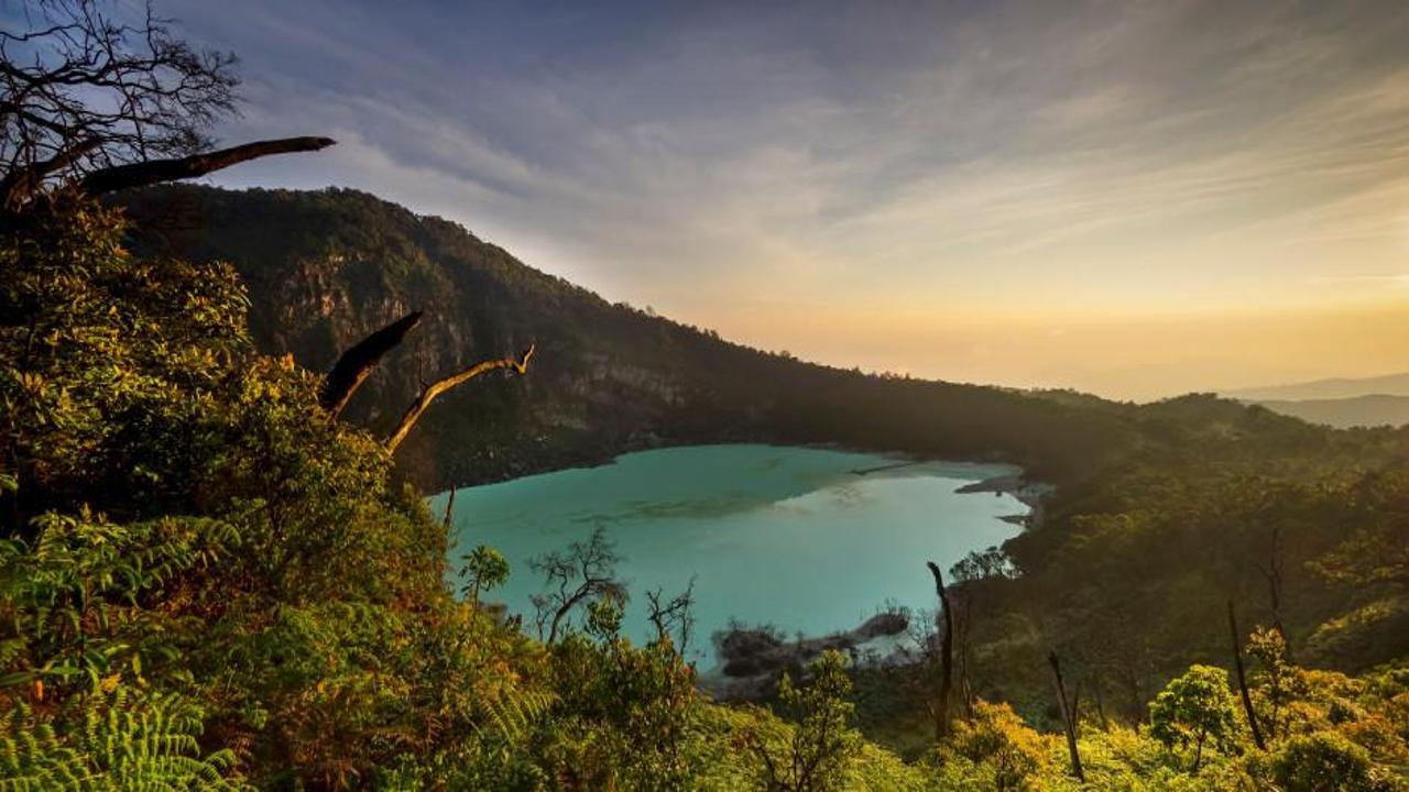 Endonezya’da yanardağ zirvesinde bir doğa hazinesi: Kawah Putih