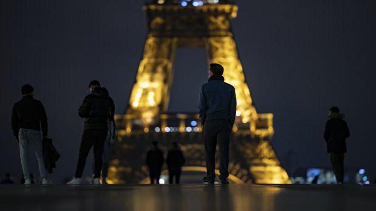 Fransa’da 8 büyükşehirde sokağa çıkma yasağı başladı