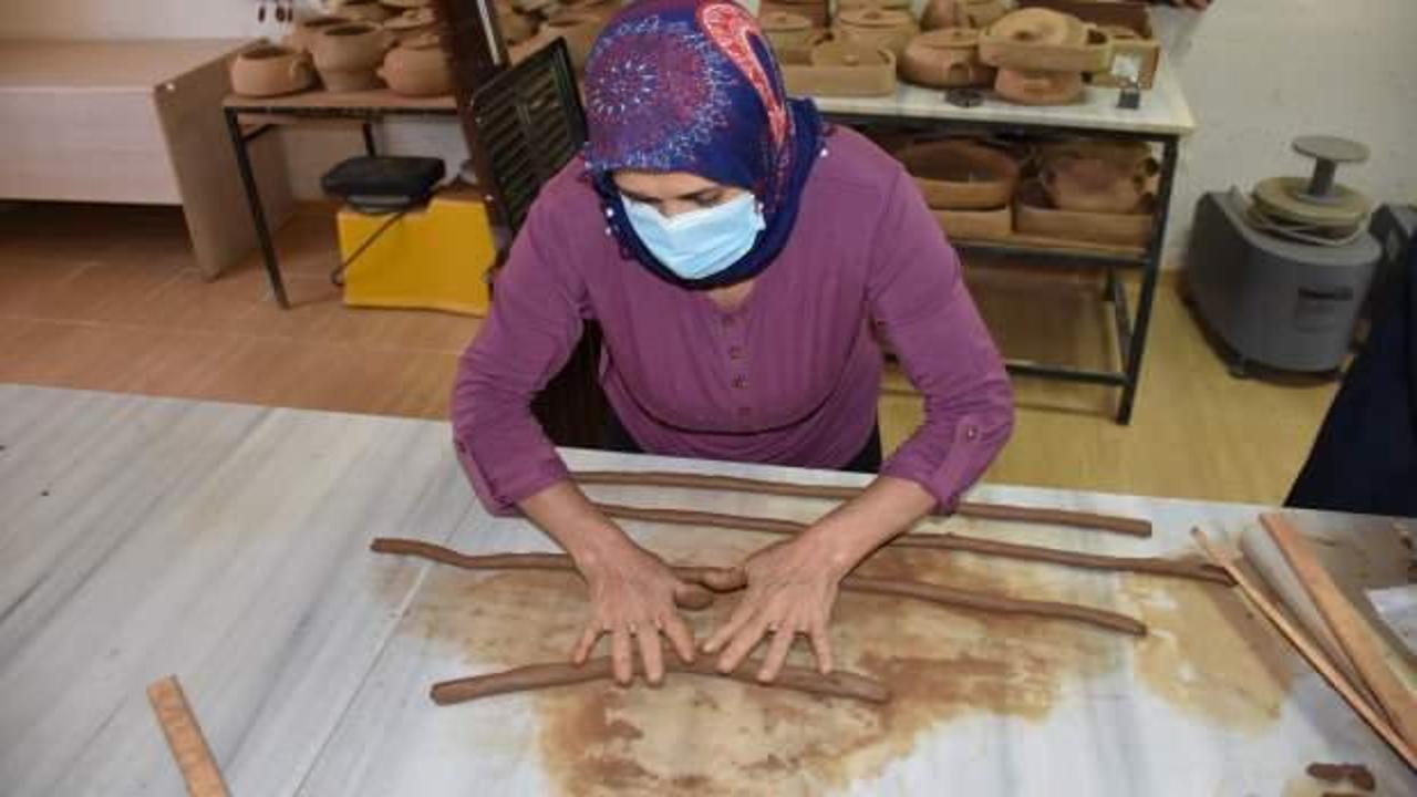 Kadınlar &ccedil;amura şekil vererek kazan&ccedil; sağlıyor