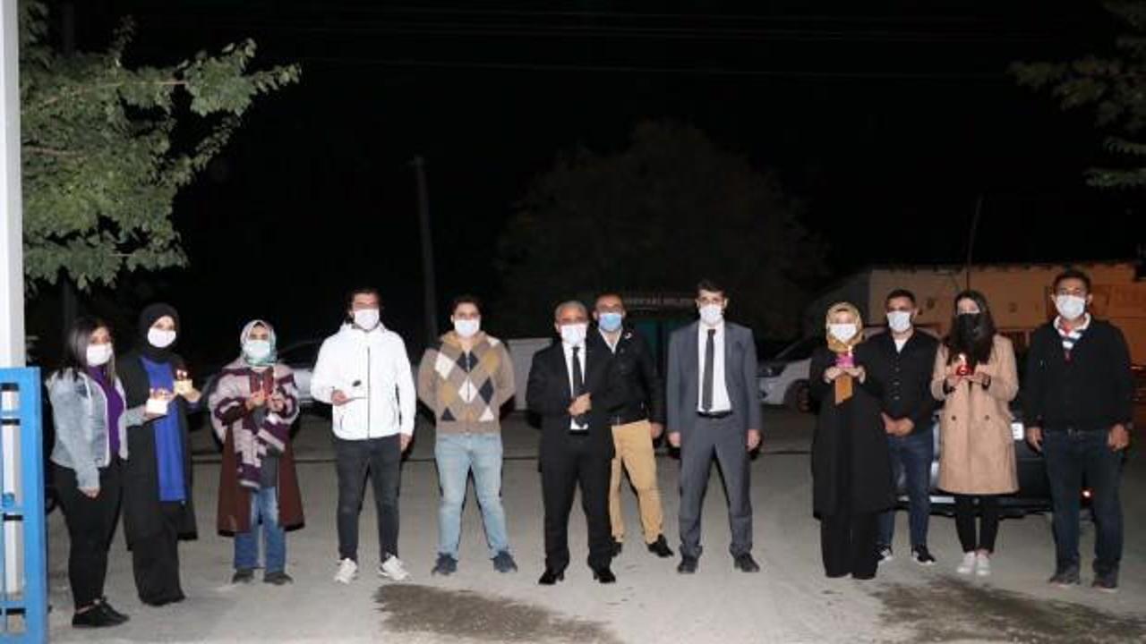 Karantinadaki &ouml;ğretmene doğum g&uuml;n&uuml; s&uuml;rprizi