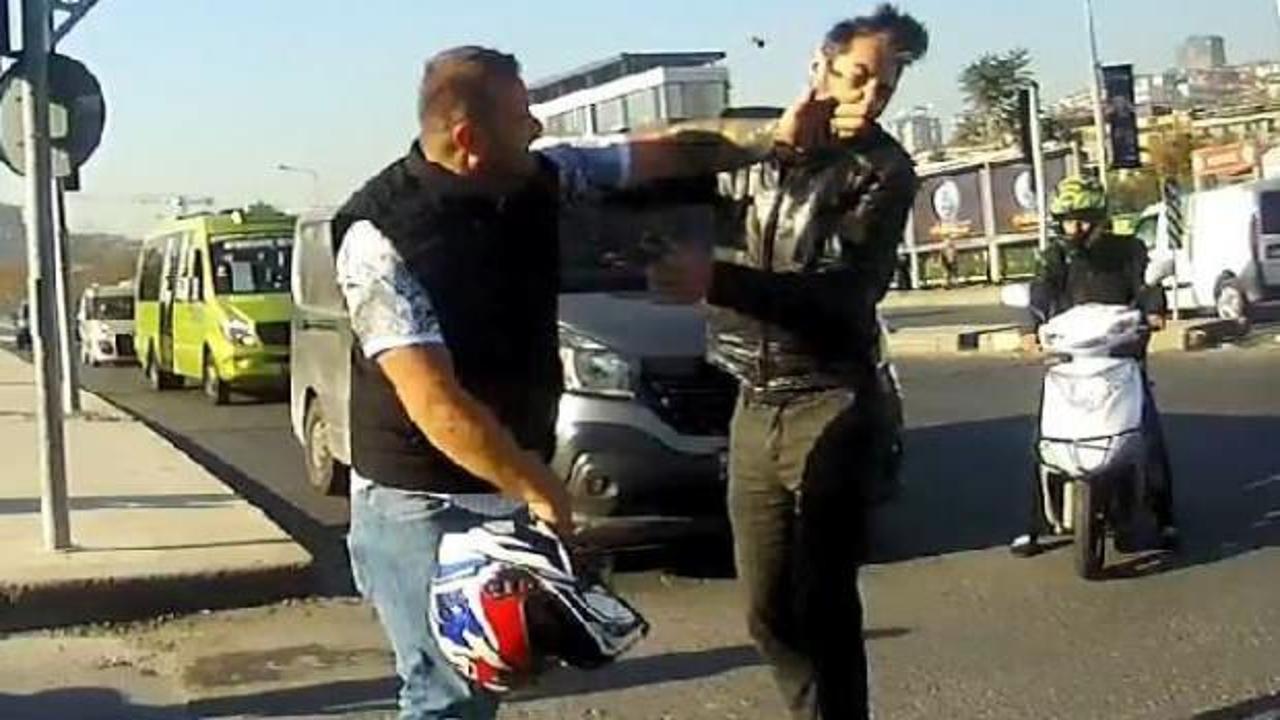 Maganda ter&ouml;r estirdi! &Ouml;n&uuml;n&uuml; kestiği motosikletliyi tokatladı