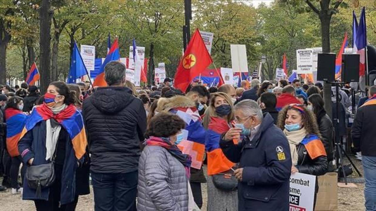 Paris'te ter&ouml;r &ouml;rg&uuml;t&uuml; PKK'nın katılımıyla Ermenistan'a destek g&ouml;sterisi