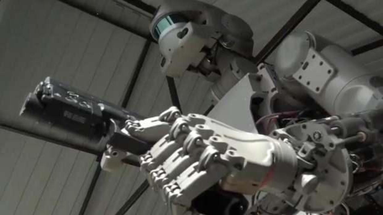 Robot Fedor ağzını bozdu ve kozmonotları suçladı