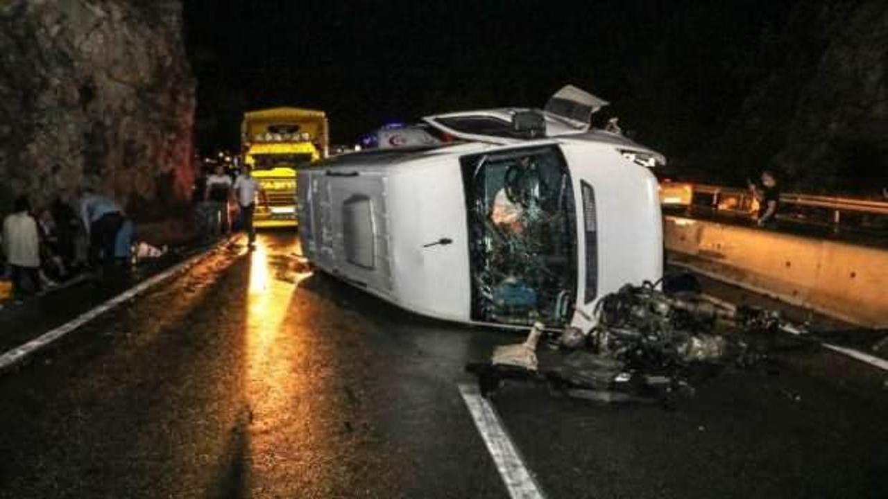Antalya'da personel servisi devrildi: 8 yaralı