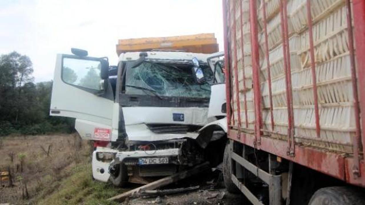 Bolu'da kamyonlar, kafa kafaya çarpıştı