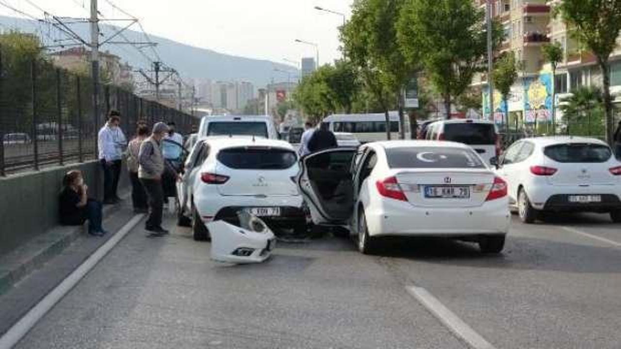 Bursa'da 8 aracın karıştığı zincirleme kaza