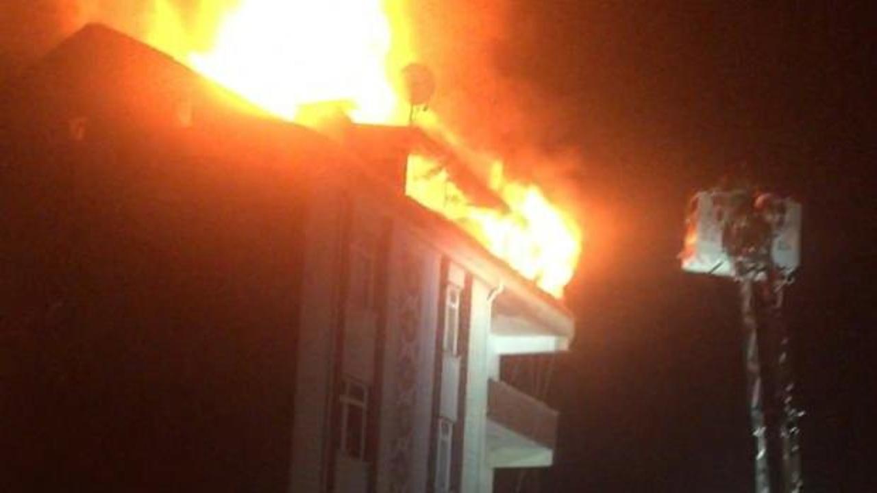 Esenyurt’ta 5 katlı binanın çatısında korkutan yangın