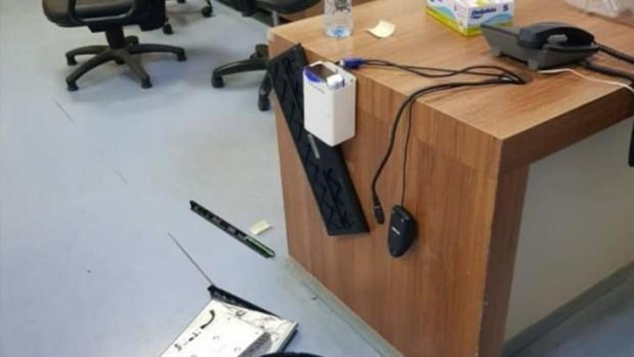 Hastaneye gelen gen&ccedil; kız, doktora kızıp masasını dağıttı