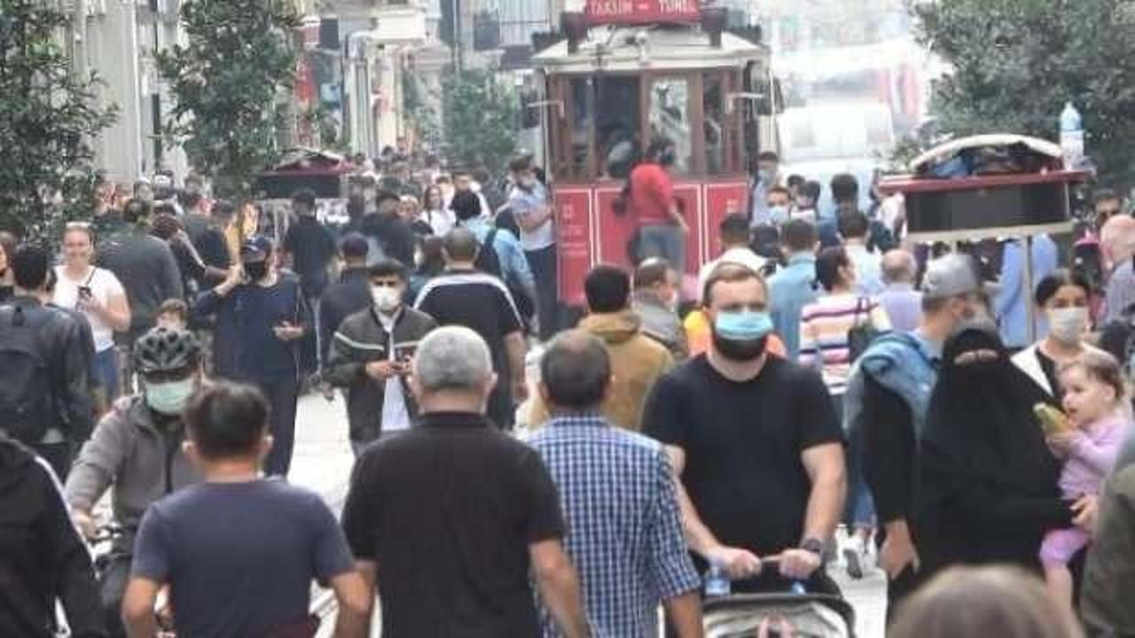 Koronavirüse aldırmadılar: Taksim'de dikkat çeken kalabalık