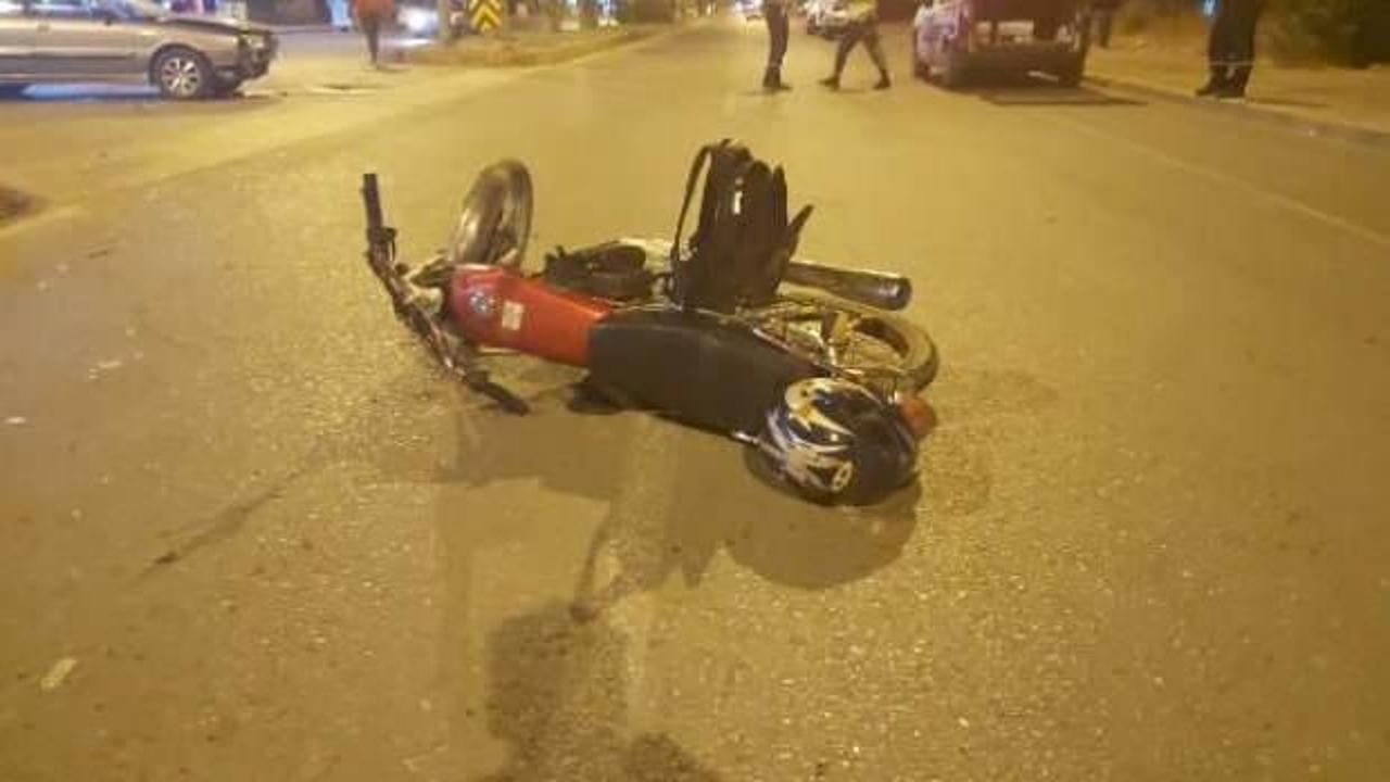 Otomobille &ccedil;arpışan motosikletli &ouml;ld&uuml;