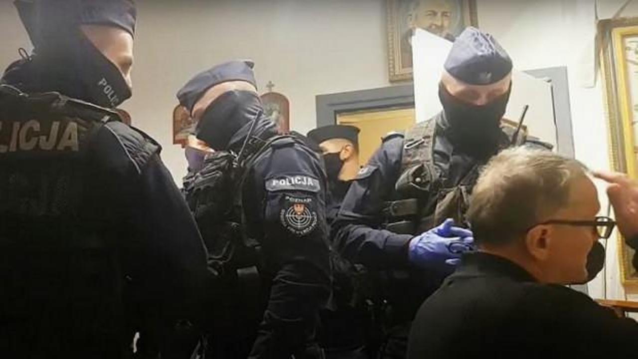 Polonya polisi korona önlemlerinin hiçe sayıldığı ayini kesip papazı gözaltına aldı