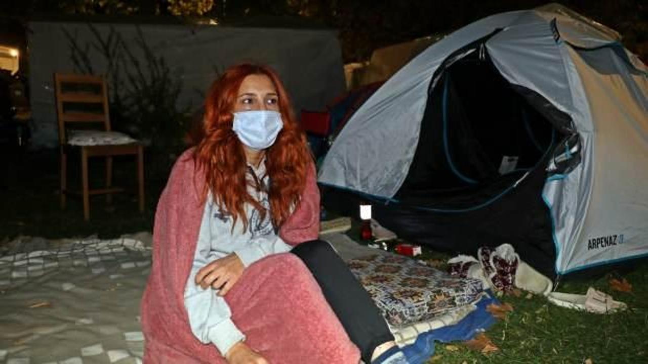 İzmir’de vatandaşlar çadırlarda kalmaya devam ediyor