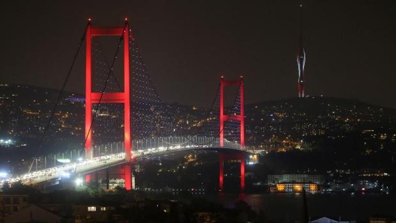 Küçük Çamlıca Radyo ve TV Kulesi'ne Türk bayrağı yansıtıldı