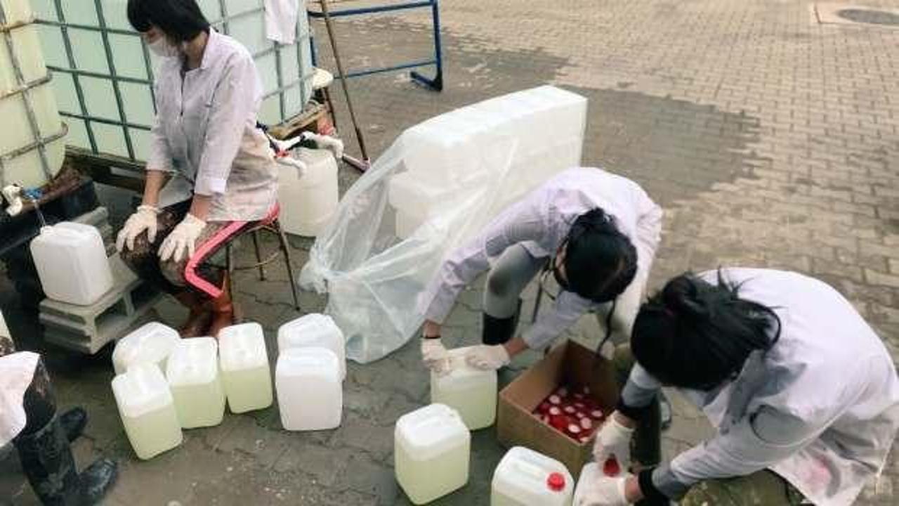 Lise öğrencileri temizlik malzemesi üretiyor