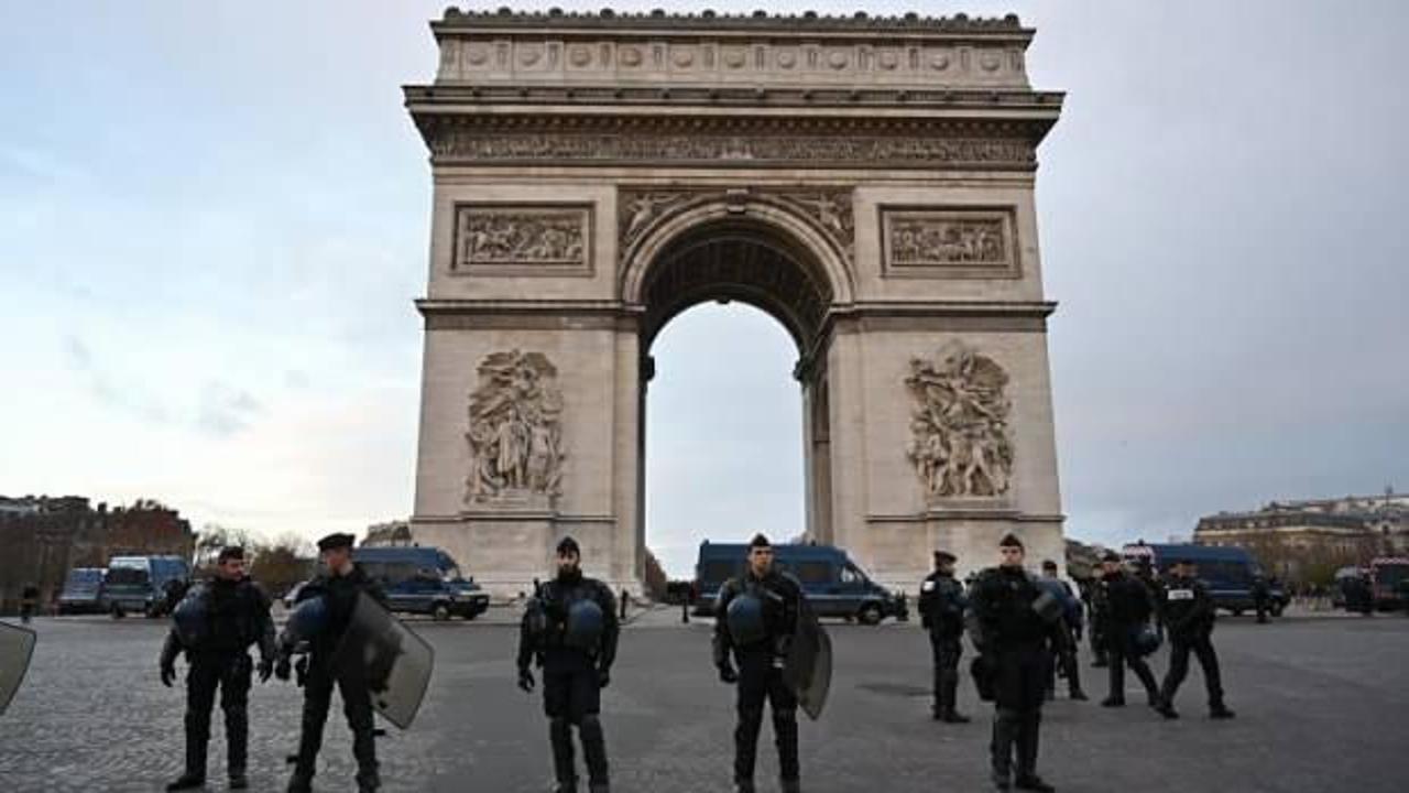 Paris‘te bomba alarmı: Zafer Takı’nın bulunduğu bölge tahliye edildi