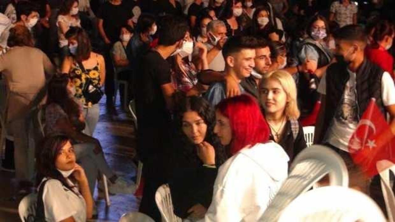 'Pes' dedirten g&ouml;r&uuml;nt&uuml;ler!  Dalkılı&ccedil;'ın konserinde korona unutuldu