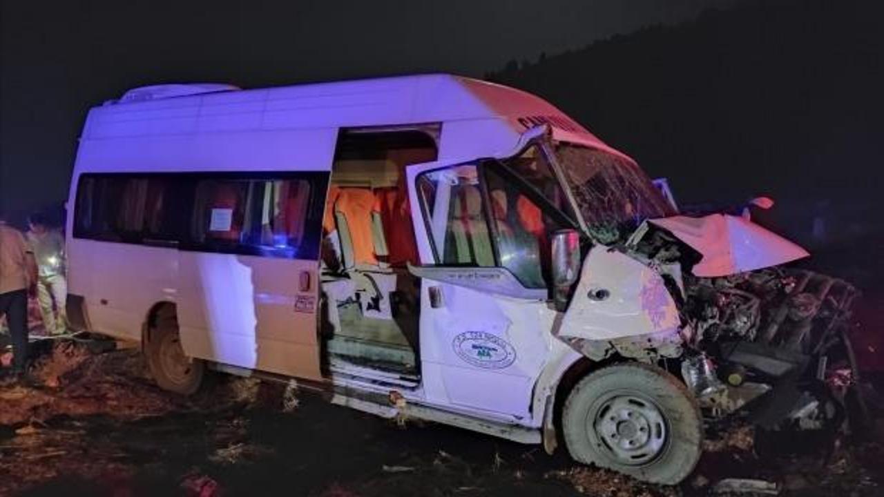 Yolcu minibüsü ile traktör çarpıştı: 8 yaralı