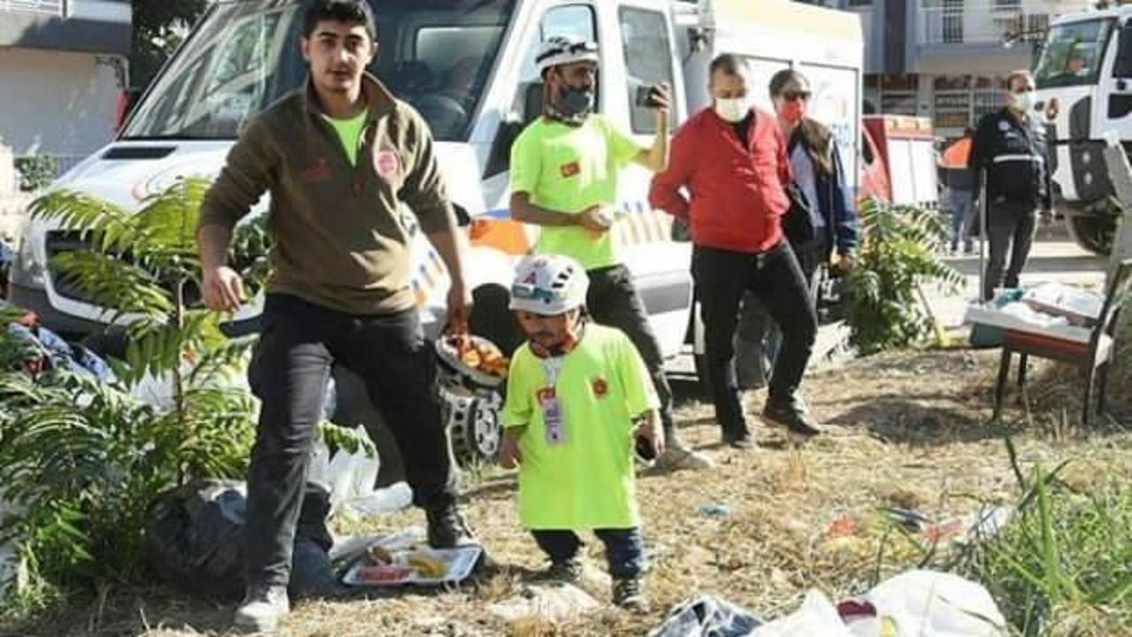 98 santimlik 'Rıdvan abi' deprem bölgesinde! 