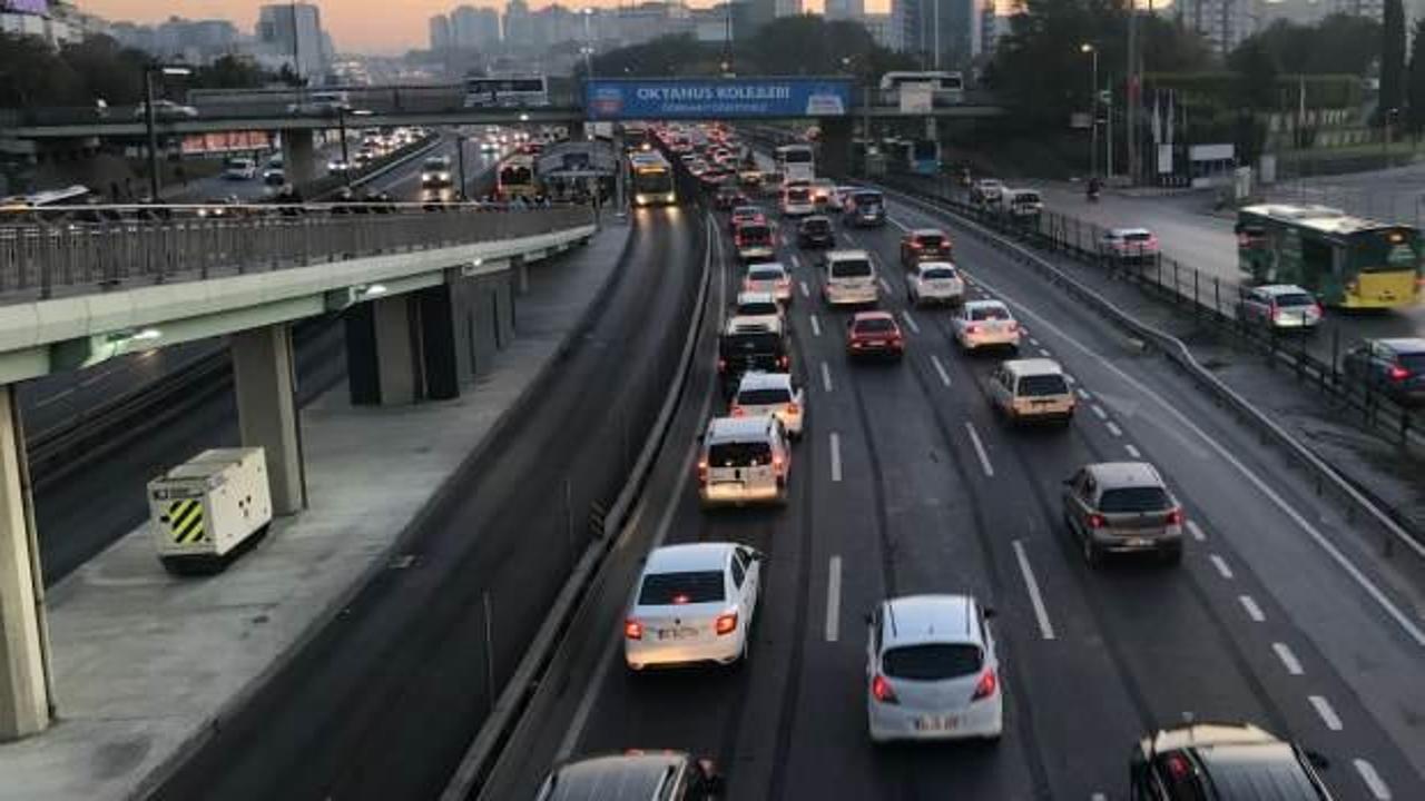 Eğitimde yeni aşamaya ge&ccedil;ildi: İstanbul&rsquo;da trafik oluştu!