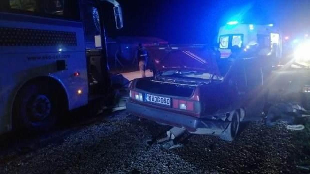 Feci kaza: Otob&uuml;se &ccedil;arpan otomobil ikiye b&ouml;l&uuml;nd&uuml;!