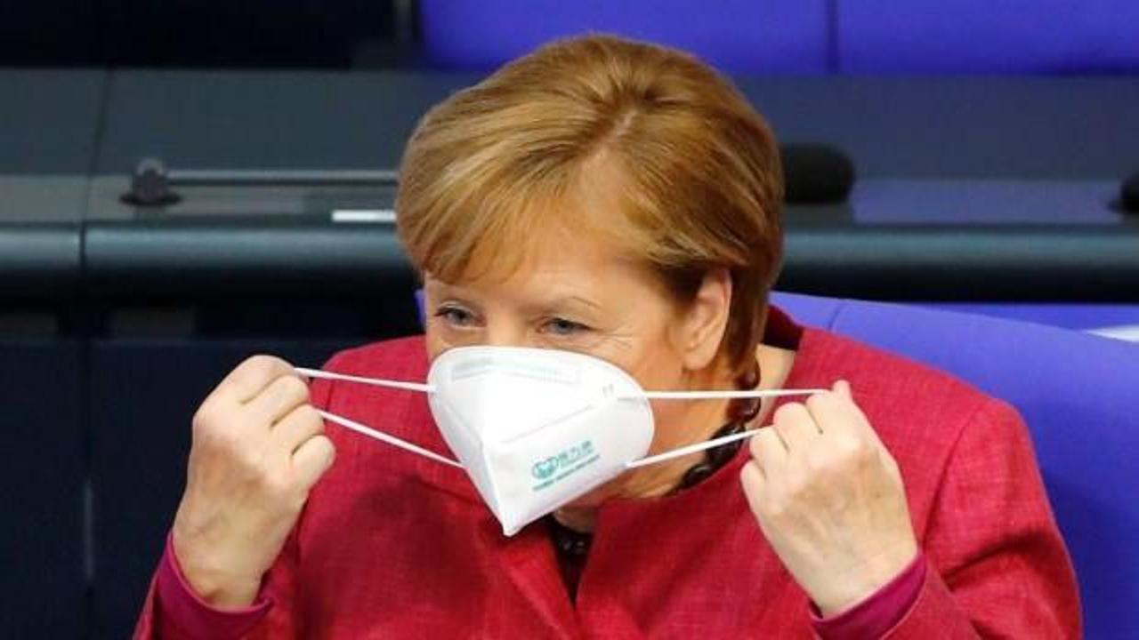 Merkel'in kullandığı maske sahte çıktı