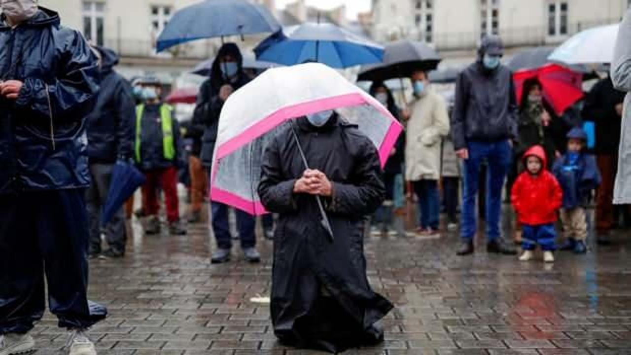 Fransa'da Katolikler Covid-19 yasaklarını ayin yaparak protesto etti