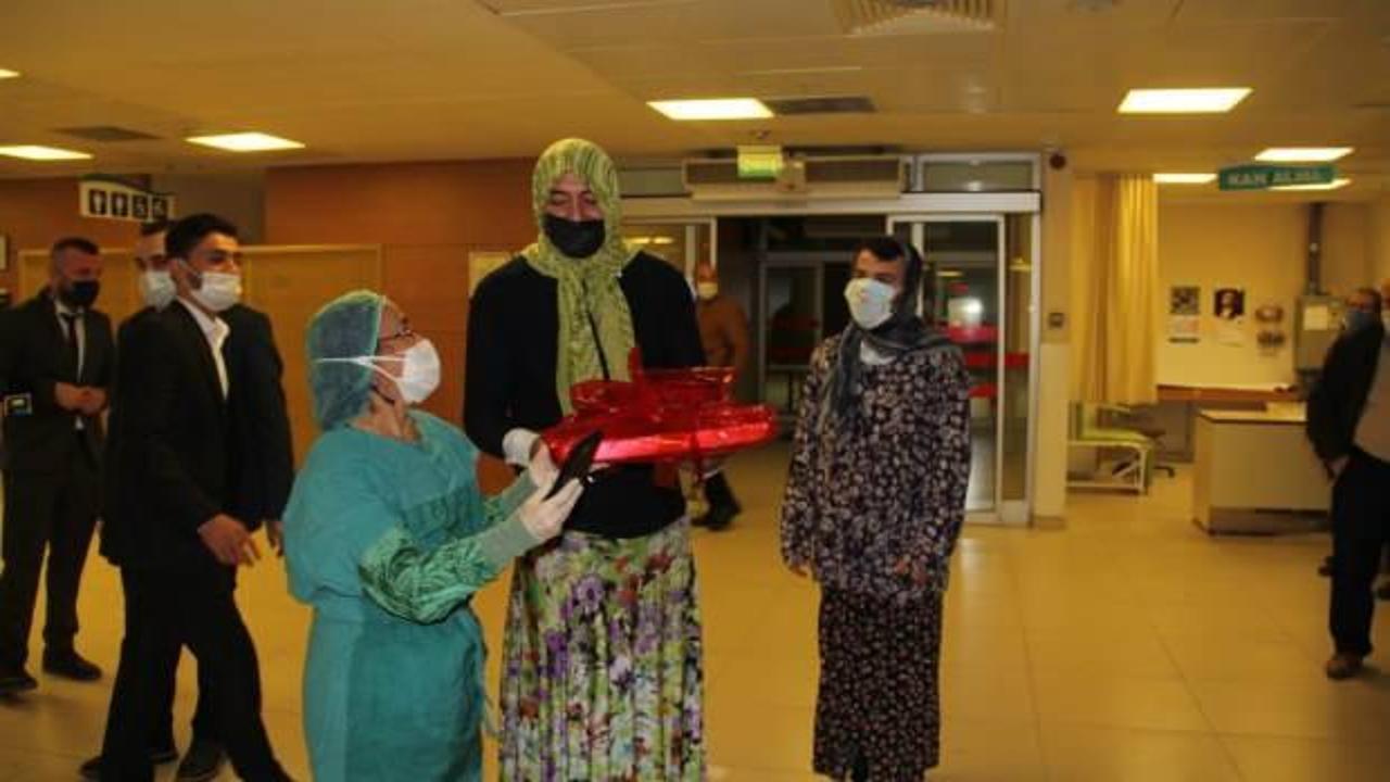 Kadın kıyafetleri giydirilen damat sağlık çalışanlarına baklava ikram etti