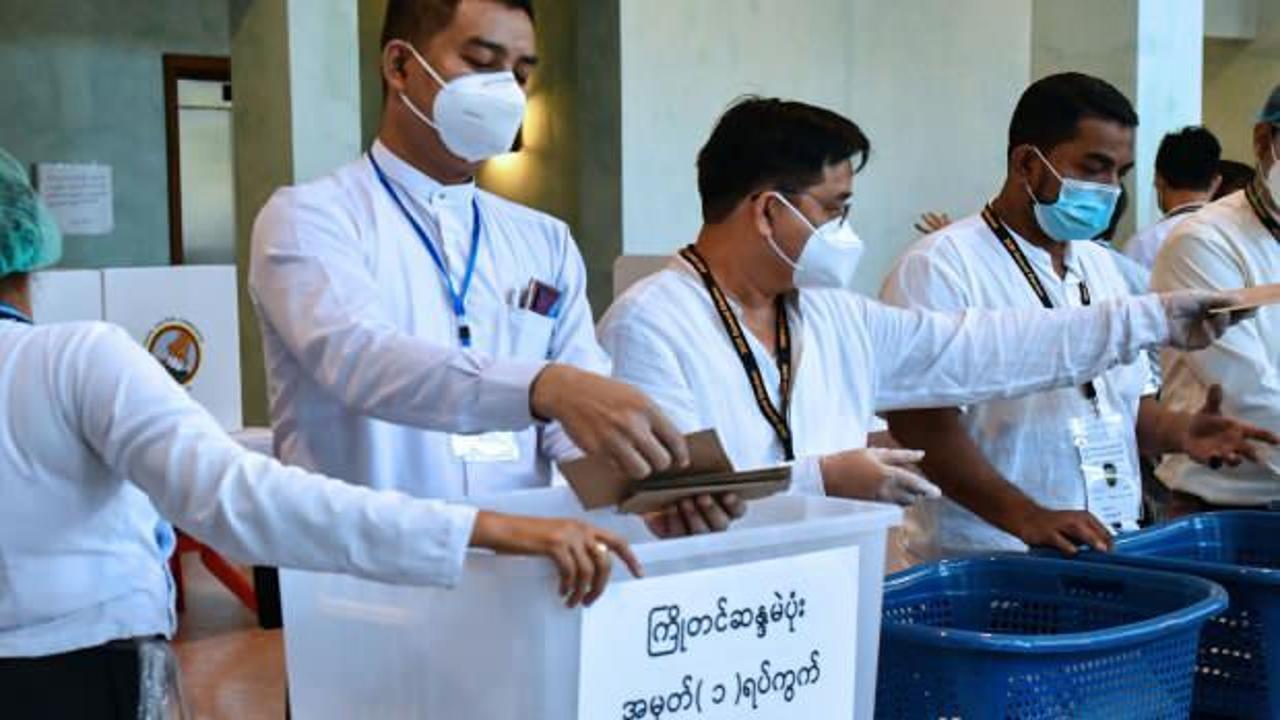 Myanmar'daki seçimlerde Suu Çii'nin partisi yarışı önde götürüyor