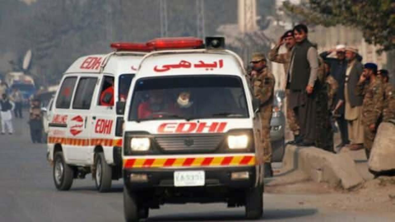 Pakistan'da dolmuş kanala düştü: 20 ölü