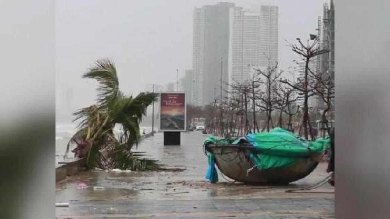 Vietnam’a yaklaşan Vamco Tayfunu şiddetli rüzgarlara neden oldu