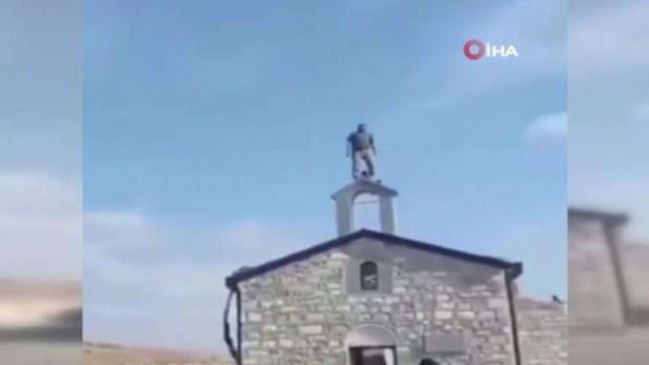 Azerbaycanlı asker kilisede ezan okudu