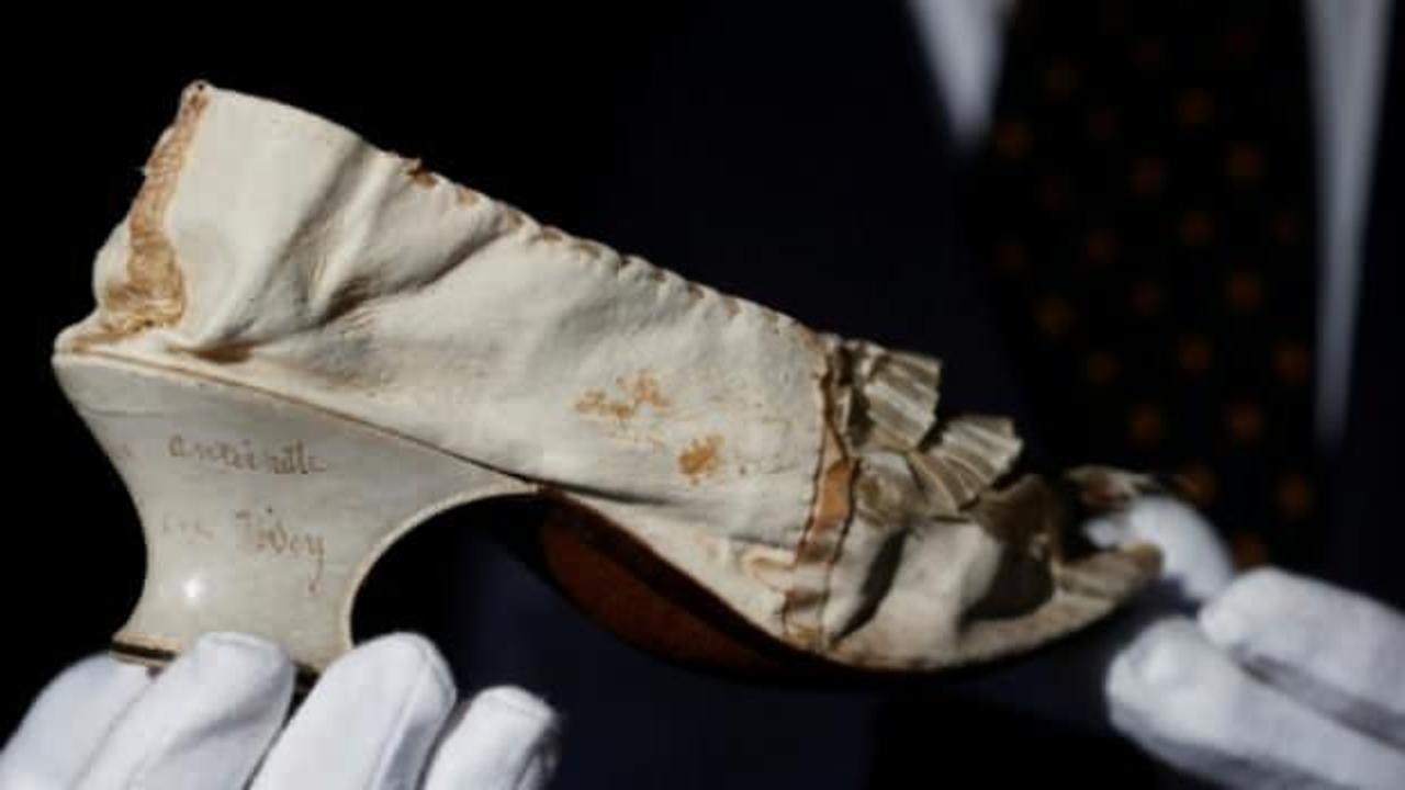 Fransa kraliçesi Antoinette'in ayakkabısı 43 bin 750 euroya satıldı