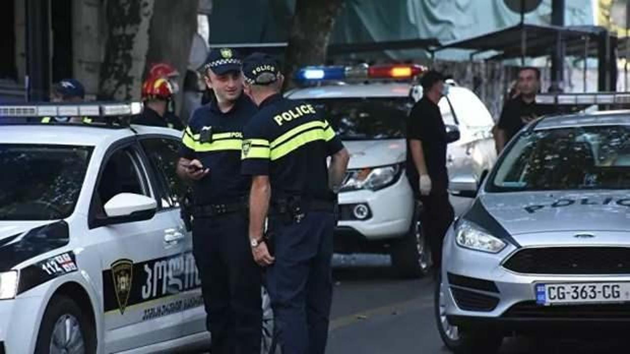 Gürcistan’da silahlı bir adam 9 kişiyi rehin aldı