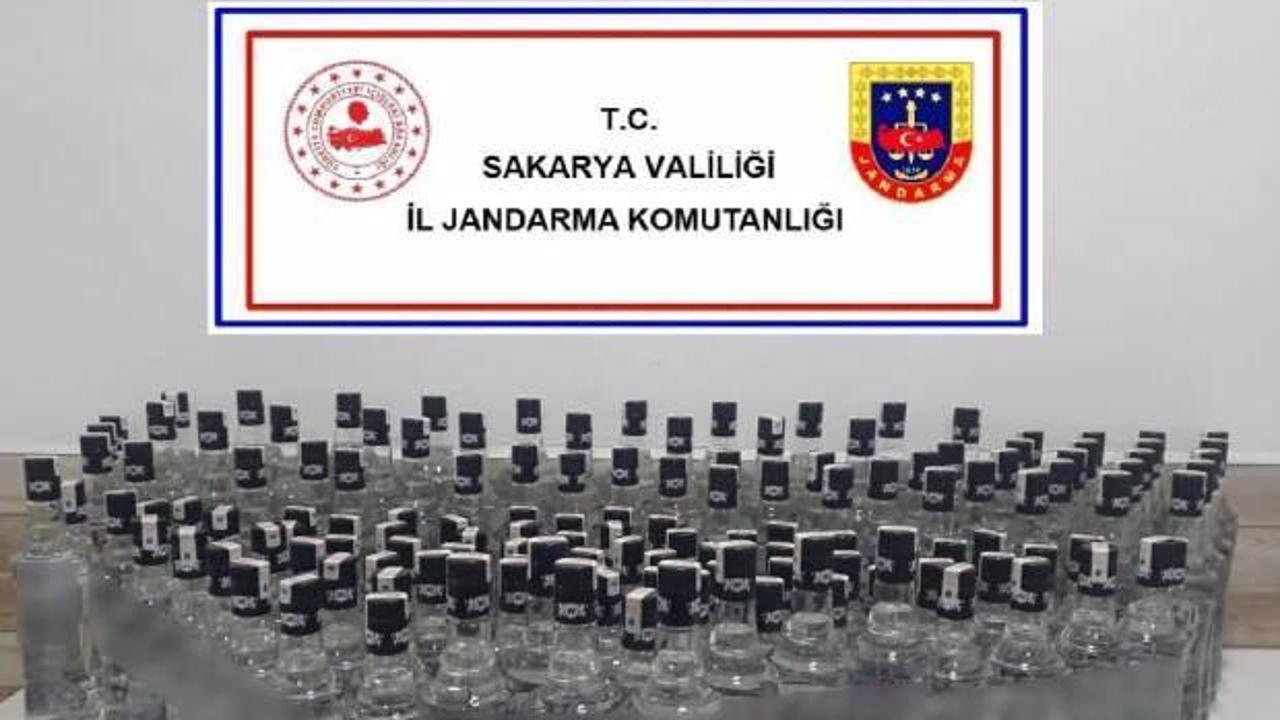 Jandarma durdurduğu araçta 140 şişe sahte rakı ele geçirdi