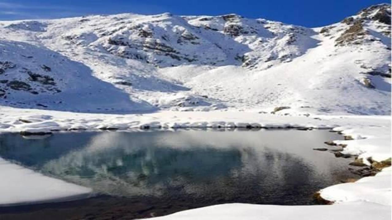 Karcal Dağı'nda göller ve akarsular buz tuttu