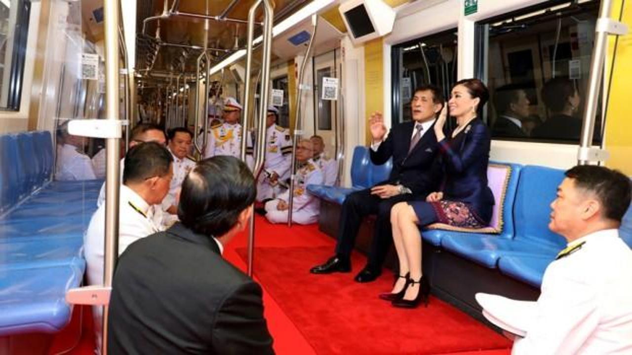 Tayland Kralı Maha Vajiralongkorn metro açılışında kırmızı halı serdirdi