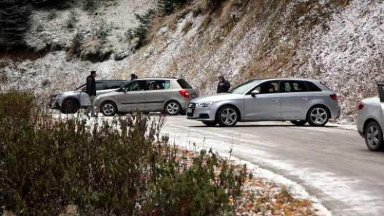 Yedigöller yolu kar ve buzlanma nedeniyle trafiğe kapatıldı, yüzlerce tatilci geri döndü