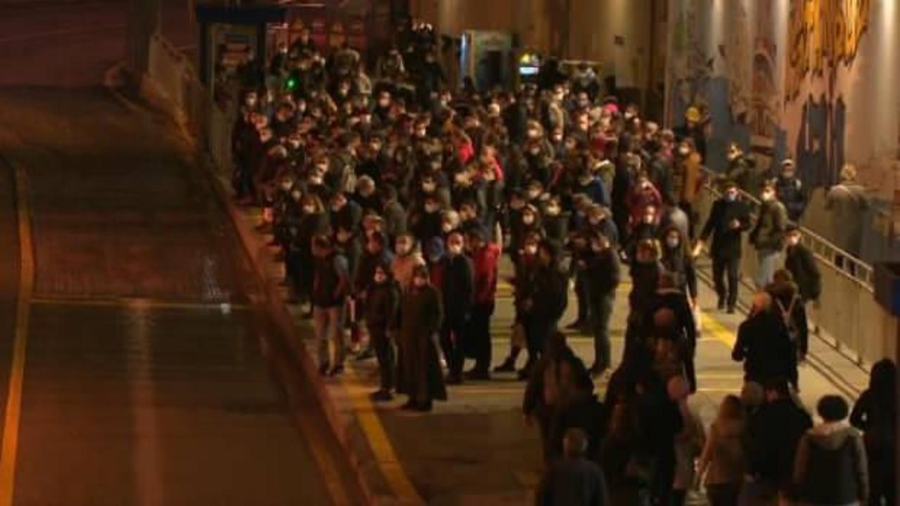 Zincirlikuyu metrobüs durağında korkutan yoğunluk