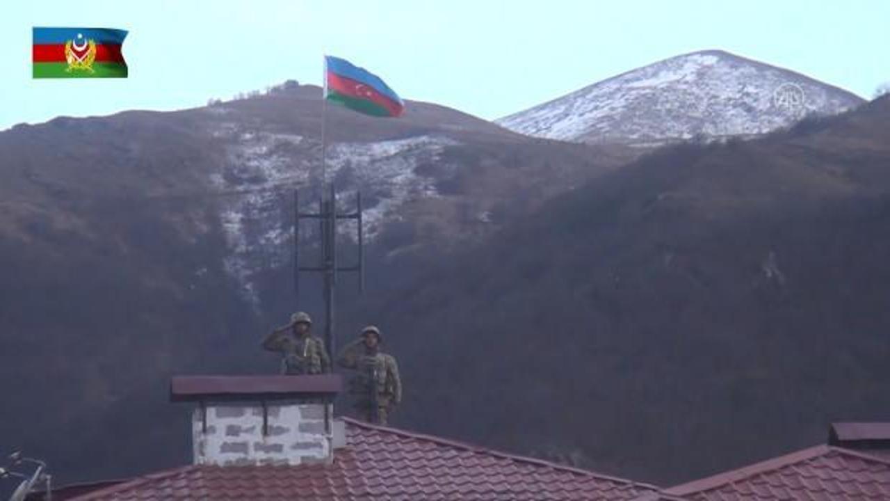 Azerbaycan Ordusu Kelbecer'e bayrak dikti