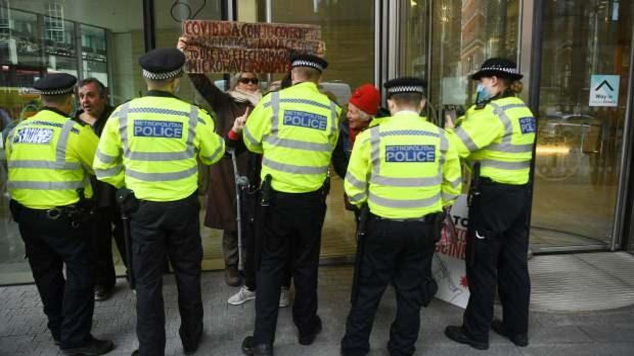İngiltere'de aşı karşıtı gösterilerde 3 kişi gözaltına alındı