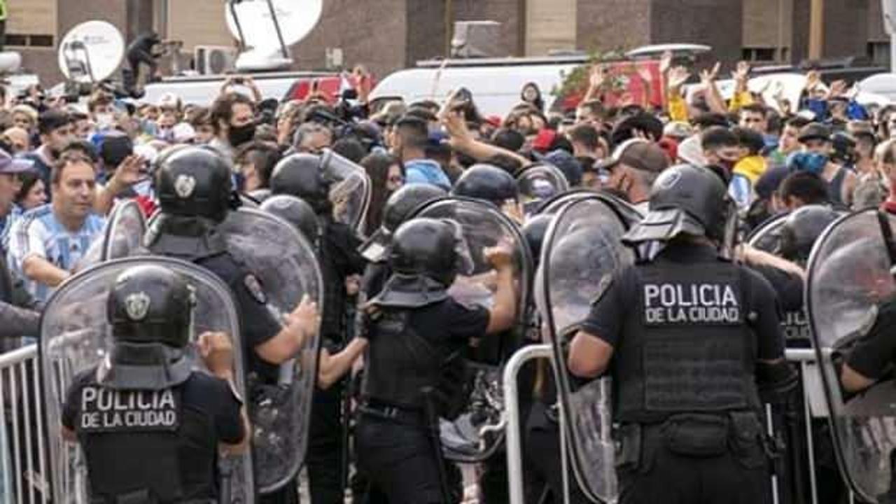 Maradona'nın cenazesi &uuml;lkesinde &ccedil;atışma &ccedil;ıkarttı! 