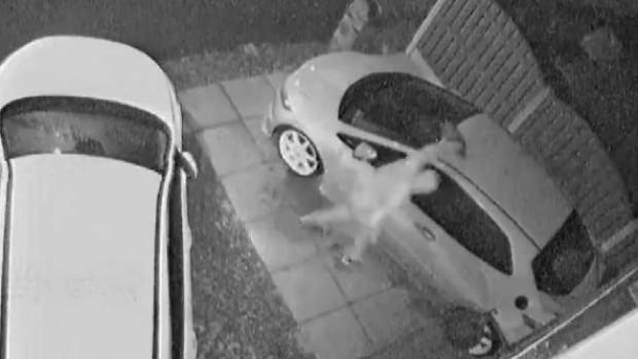 Otomobilleri ateşe veren kundak&ccedil;ının pantolonu alev aldı