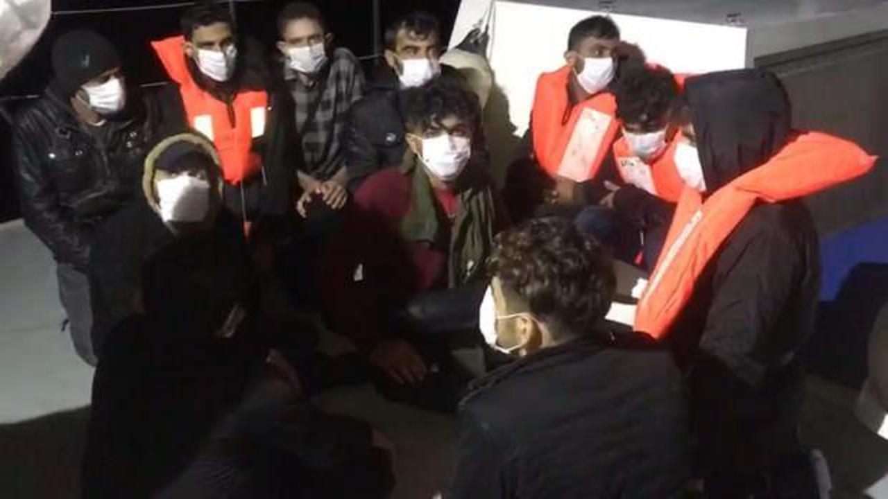 Tekneleri su alan 19 düzensiz göçmen yakalandı
