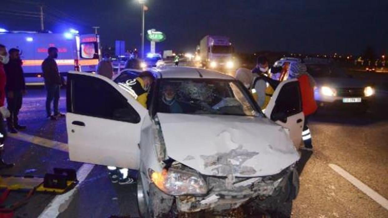 Aksaray'da iki otomobil &ccedil;arpıştı: 3 yaralı