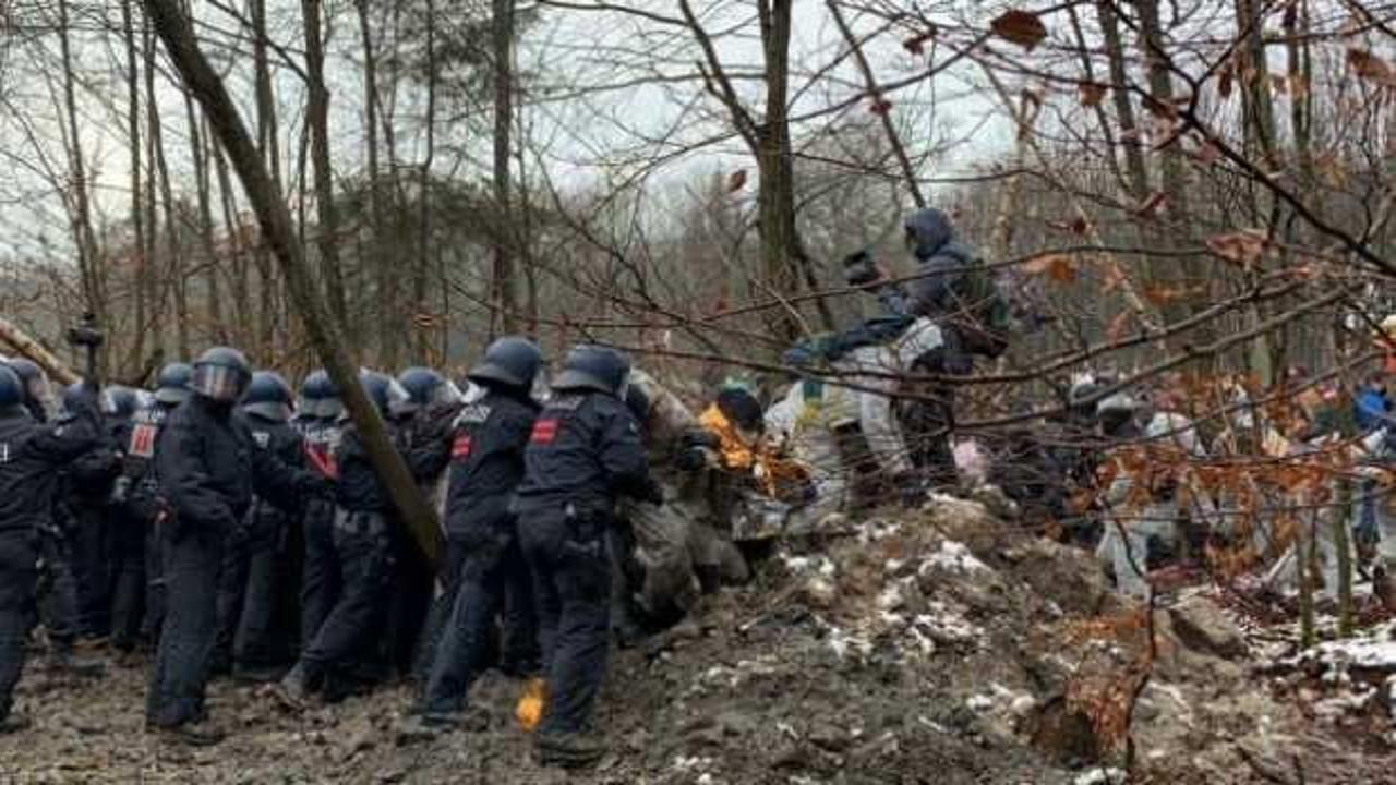 Almanya'da eylem yapan çevrecilere polis müdahale etti