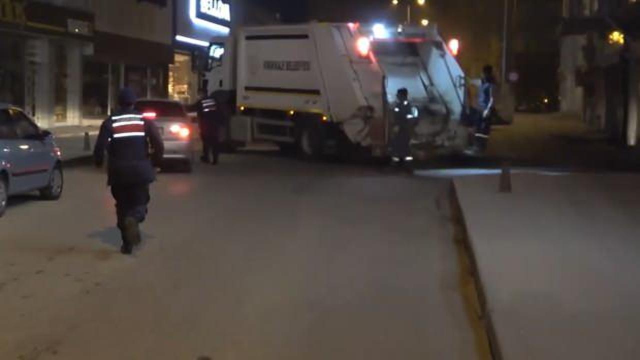 Çöp kamyonu, ekiplerden kaçan otomobili durdurmak için yolu kapattı