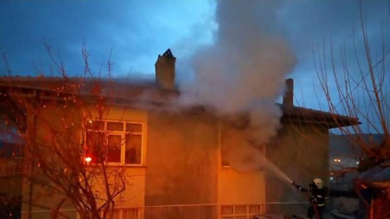 Kırıkkale'de 2 katlı evde yangın çıktı